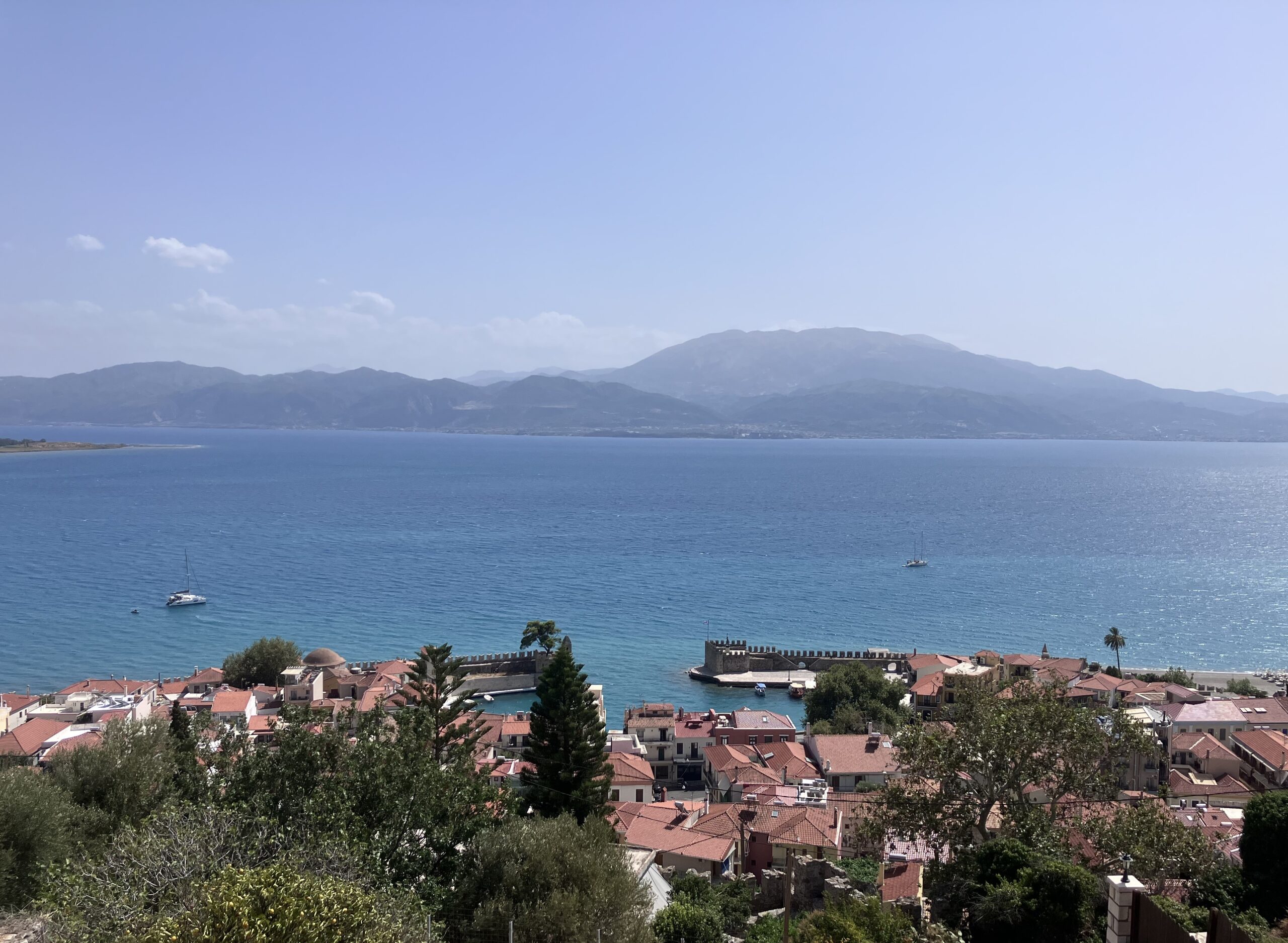 ΠΩΛΕΙΤΑΙ ΠΕΤΡΙΝΗ ΜΟΝΟΚΑΤΟΙΚΙΑ 160 τ.μ. – ΚΑΣΤΡΟ ΝΑΥΠΑΚΤΟΥ