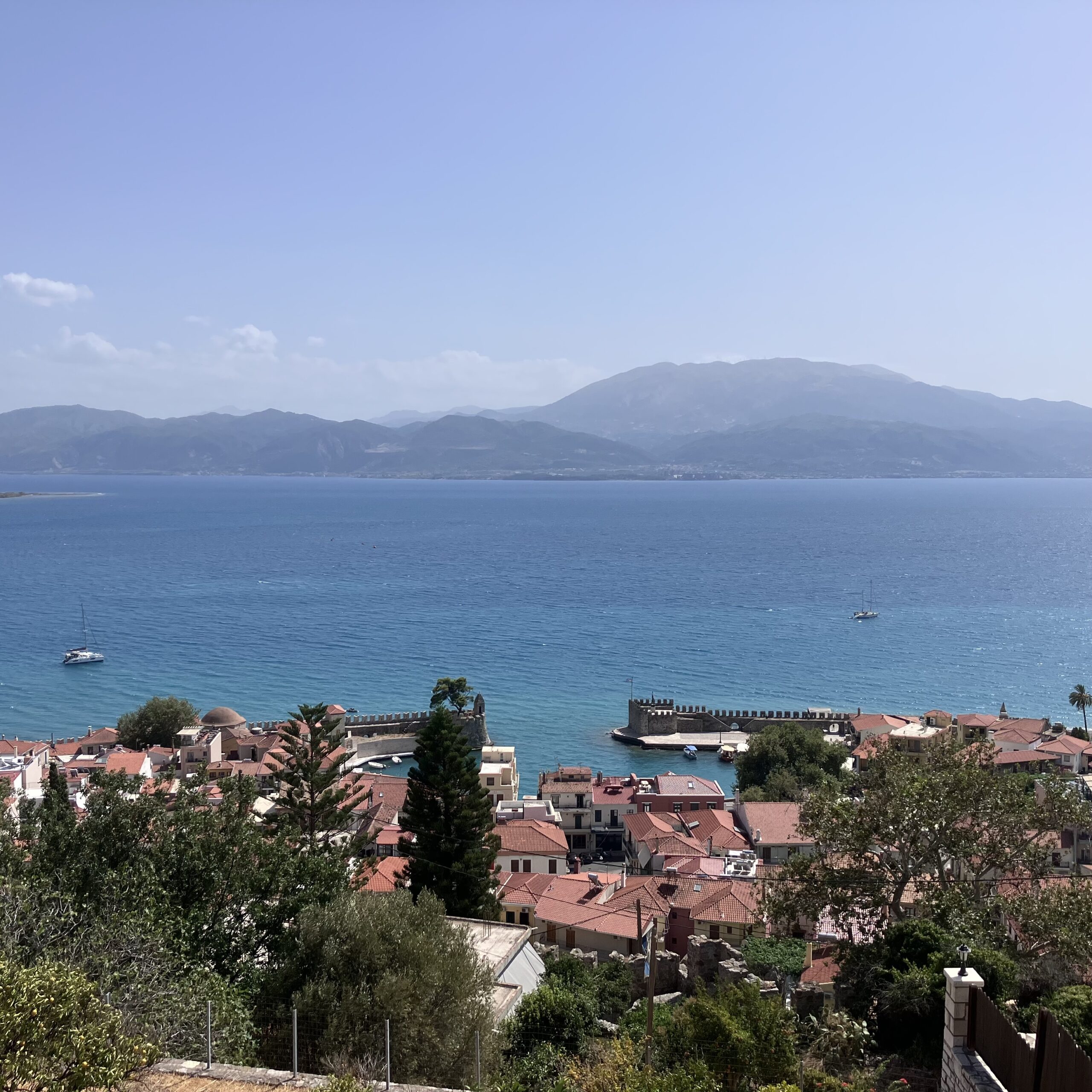 ΠΩΛΕΙΤΑΙ ΠΕΤΡΙΝΗ ΜΟΝΟΚΑΤΟΙΚΙΑ 160 τ.μ. – ΚΑΣΤΡΟ ΝΑΥΠΑΚΤΟΥ