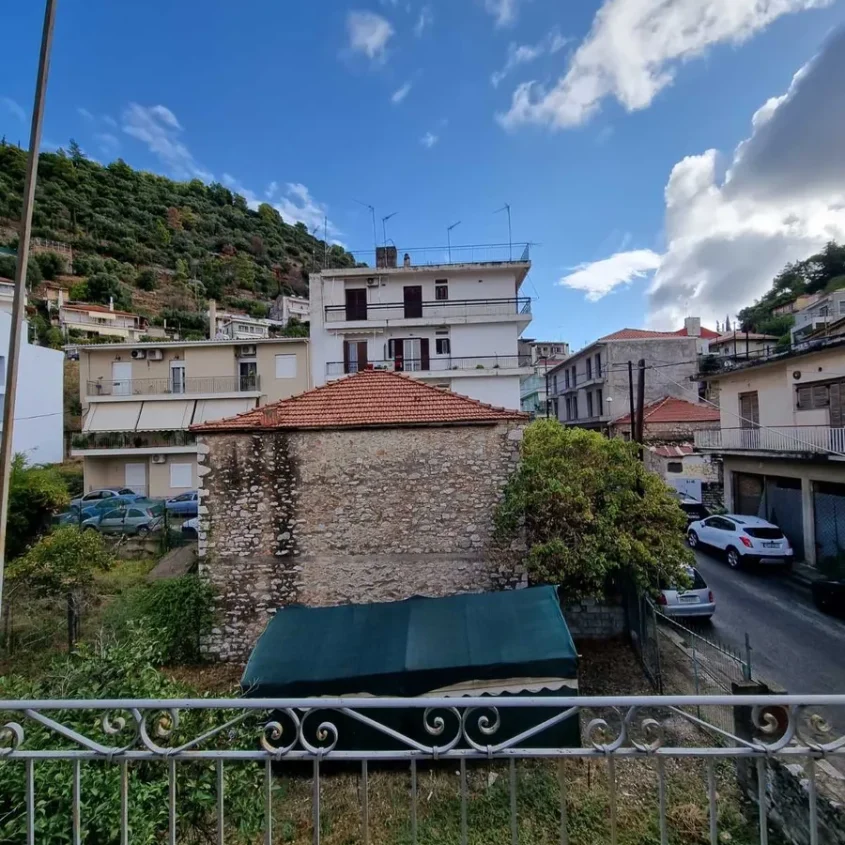 ΠΩΛΕΙΤΑΙ ΠΕΤΡΟΧΤΙΣΤΗ ΜΟΝΟΚΑΤΟΙΚΙΑ 207 τ.μ. – ΚΕΝΤΡΟ ΝΑΥΠΑΚΤΟΥ